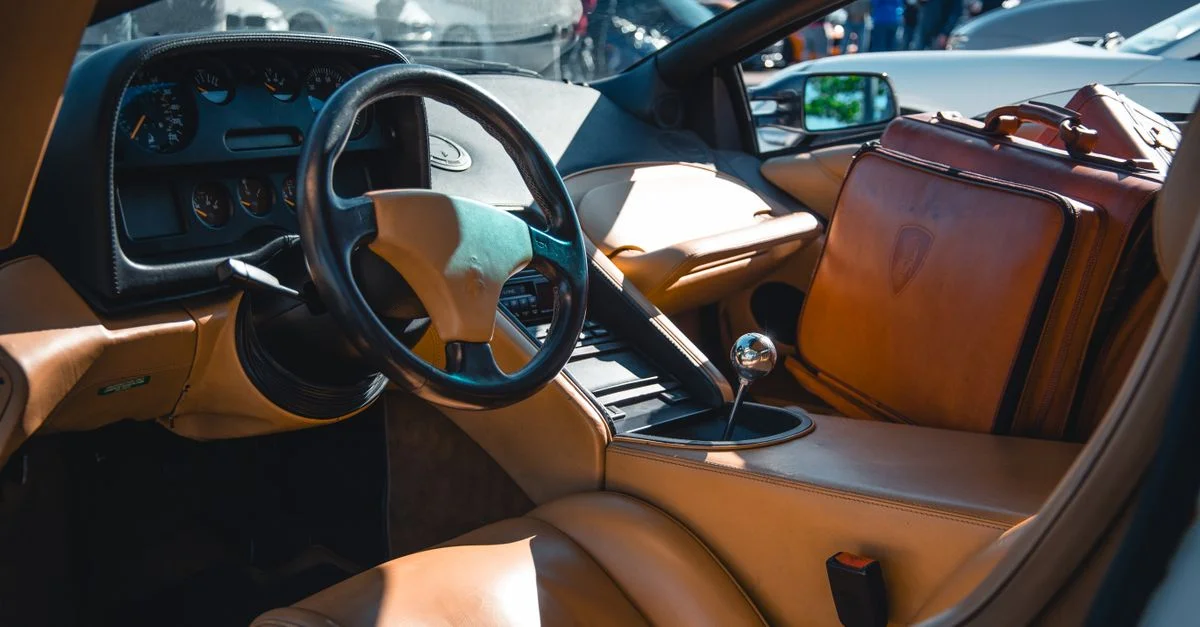 Intérieur élégant de voiture de sport mettant en valeur les sièges et les bagages en cuir, parfait pour les images de voyage de luxe.