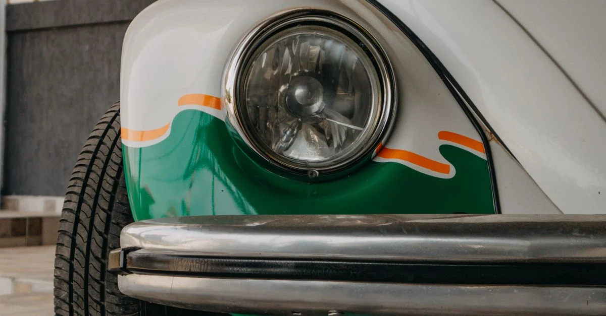 Gros plan détaillé d'un phare de Volkswagen Beetle vintage avec des accents de peinture colorés.